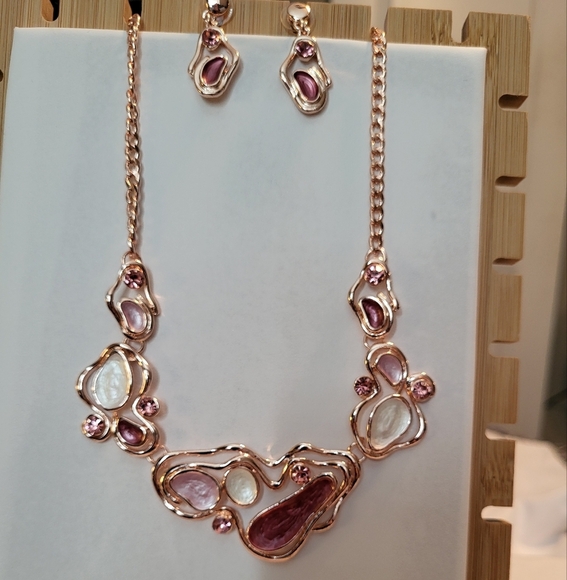 🩷 3/$15 2-piece necklace & earring set in rose gold w/pink rhinestones NWOT - Picture 1 of 3
